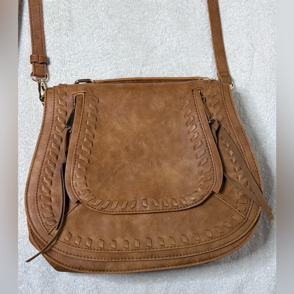 NWOT URBAN EXPRESSIONS BROWN SADDLE-SHAPED VEGAN LEATHER KHLOE CROSSBODY PURSE - Picture 1 of 8